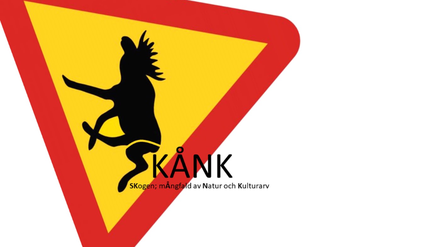 Gul trekantig varningsskylt med älgmotiv och texten SKÅNK.