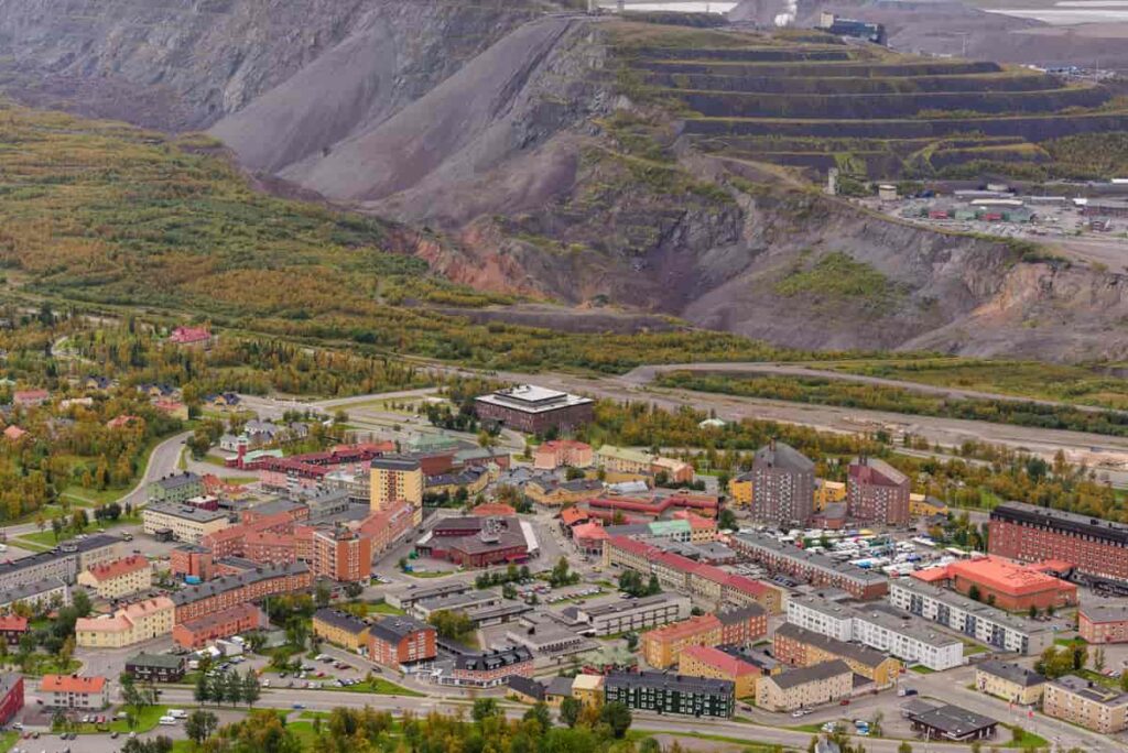 Flygfoto över Kiruna stad vid foten av berget.