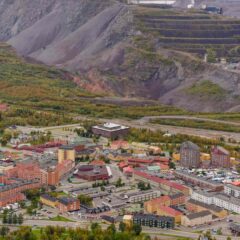 Flygfoto över Kiruna stad vid foten av berget.