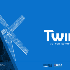 En logotyp i blå färger med texten "Twin IT!", och med en bakgrundsbild på en väderkvarn på.