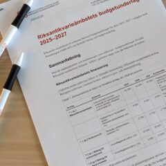 En bild på myndighetens budgetunderlag 2025-2027 på ett bord med pennor bredvid.