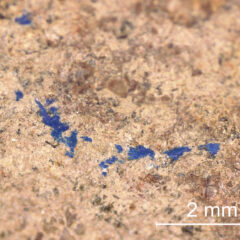 Små stänk av blå färg på en sandsten