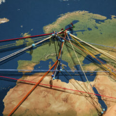 En karta med nålar och emellan dem färgglada snören som utgår från Sverige och ut i Europa.