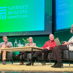 Fyra personer sittandes på scenen under Sveriges Museers Vårmöte i Karlstad 2024.