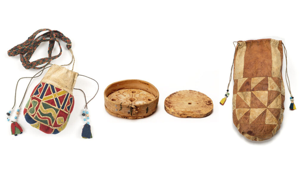 En påse en ostform och en skinnpung. Historiska föremål med samiska mönster.