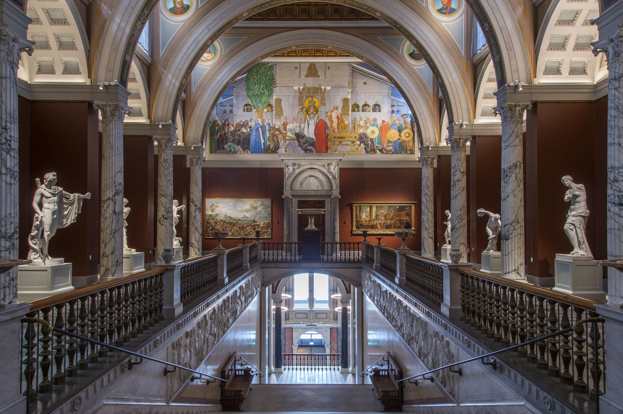 Stor trapphall sett ovanifrån på ett museum.