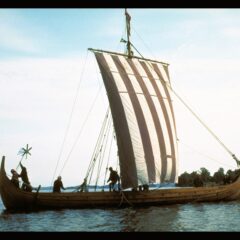 Vikingabåt med randigt segel.