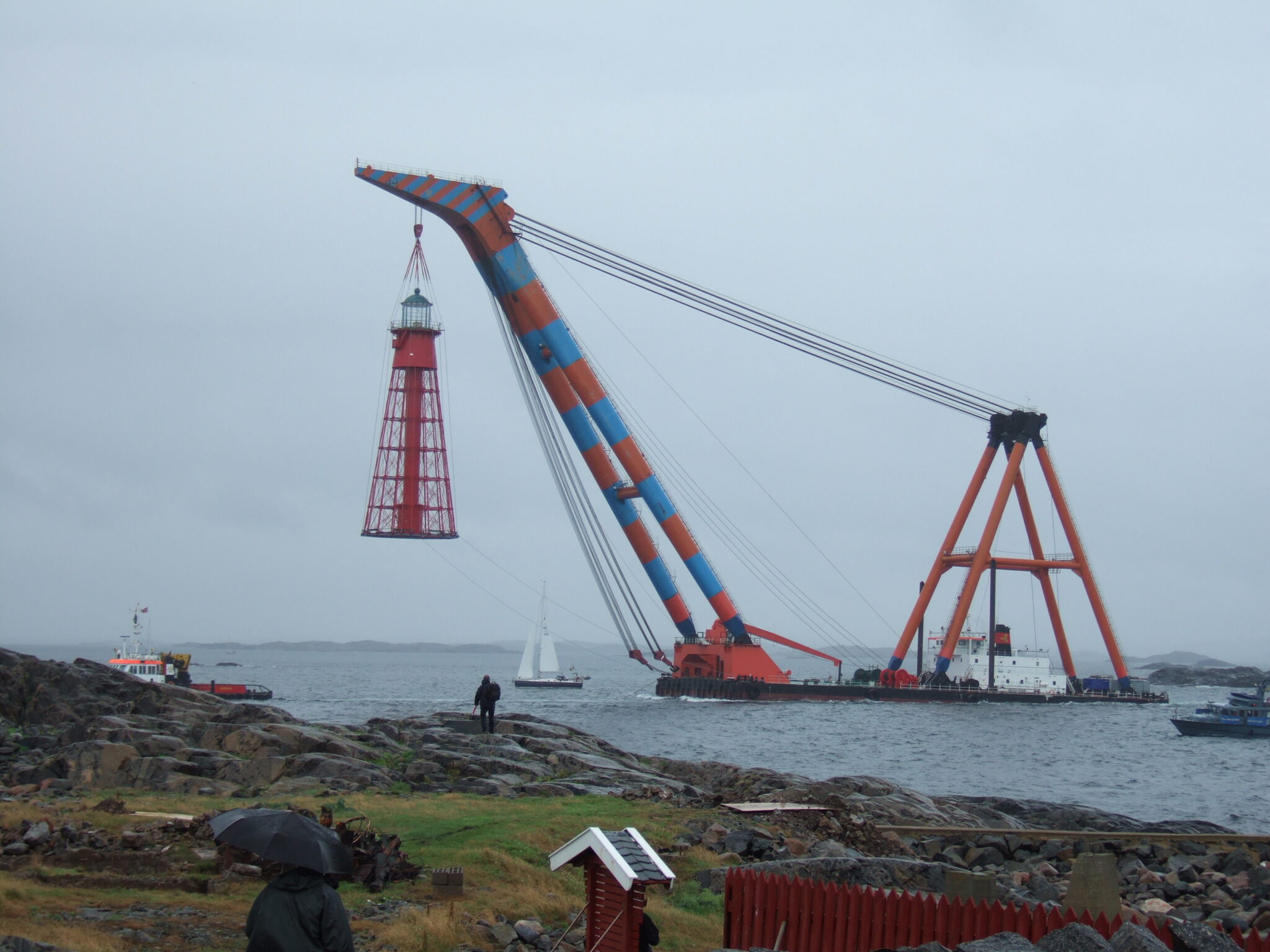 En fyr lyfts av en stor flytande kran