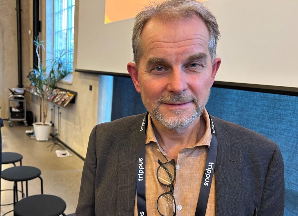 Porträttbild på man framför bildskärm