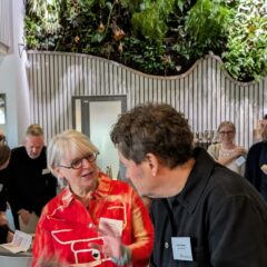 En man och en kvinna diskuterar livligt