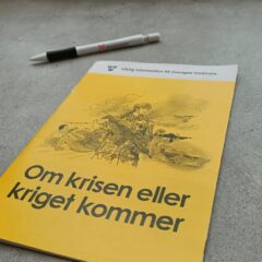 Beredskapsbroschyren för om krisen eller kriget kommer, tillsammans med en penna med Riksantikvarieämbetets logotyp, en "kringla", på.