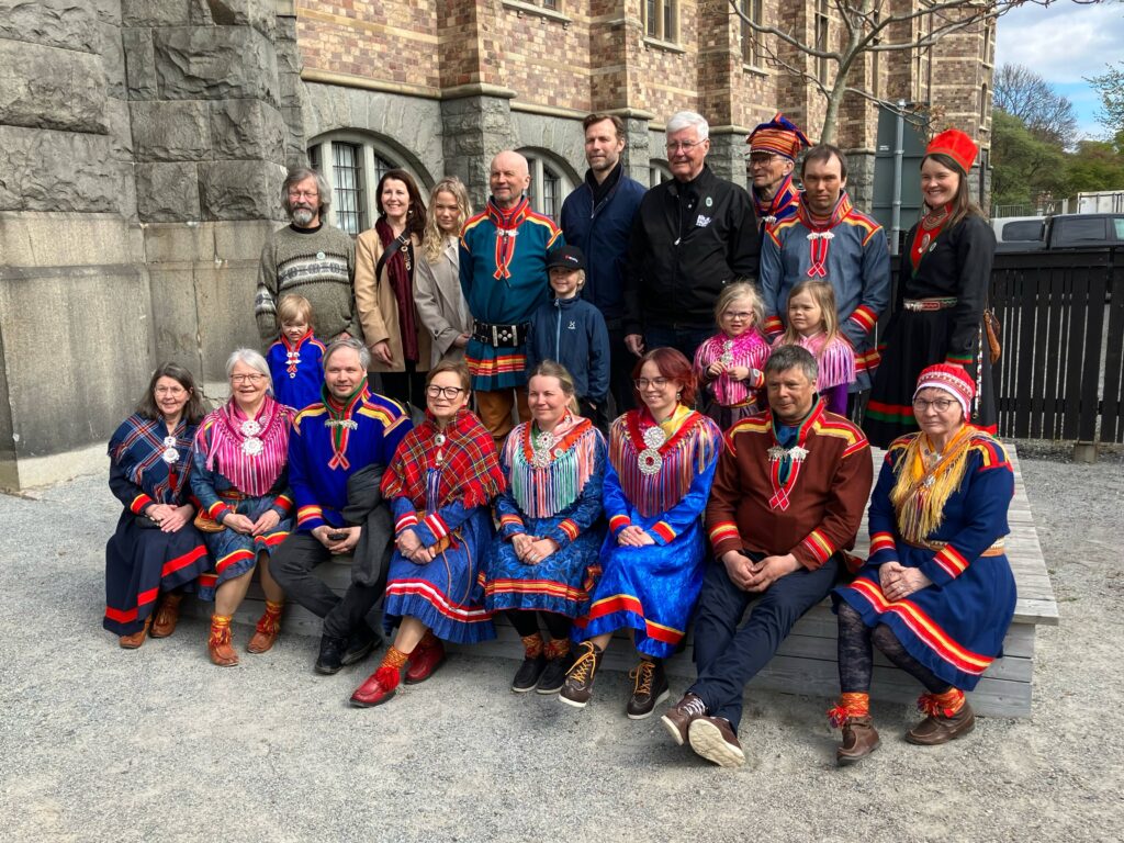 Medlemmar av Talma sameby, unga och gamla, uppställda i grupp utanför Nordiska museet efter ceremoni om återlämning