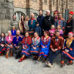 Medlemmar av Talma sameby, unga och gamla, uppställda i grupp utanför Nordiska museet efter ceremoni om återlämning