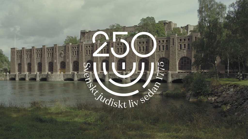 Stor byggnad vid vatten.