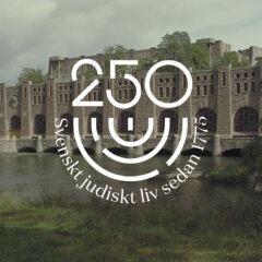 Stor byggnad vid vatten.