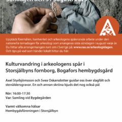 Två händer håller i en rikt dekorerad krukskärva just upptagen ur jorden med handskrapa. Ovan på ligger text om temadagen.