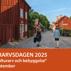 Två damer vandrar i gamla kvarter på en bred kullerstensgata omgiven av äldre träbyggnader.