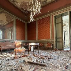 Ett rum med skadade kulturhistoriska föremål och interiör och där golvet är skadat, splittrat och uppbrutet.