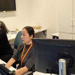 Tre kvinnor sitter vid skärmar. De är koncentrerade.