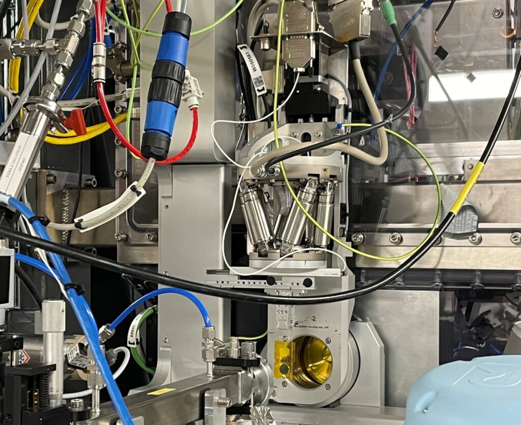 En komplex elektronisk apparat i stål med en massa kablar och där man kan placera ett prov för analys.