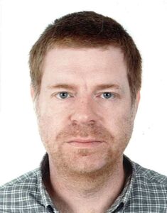 porträtt, man, kort hår, vit bakgrund.