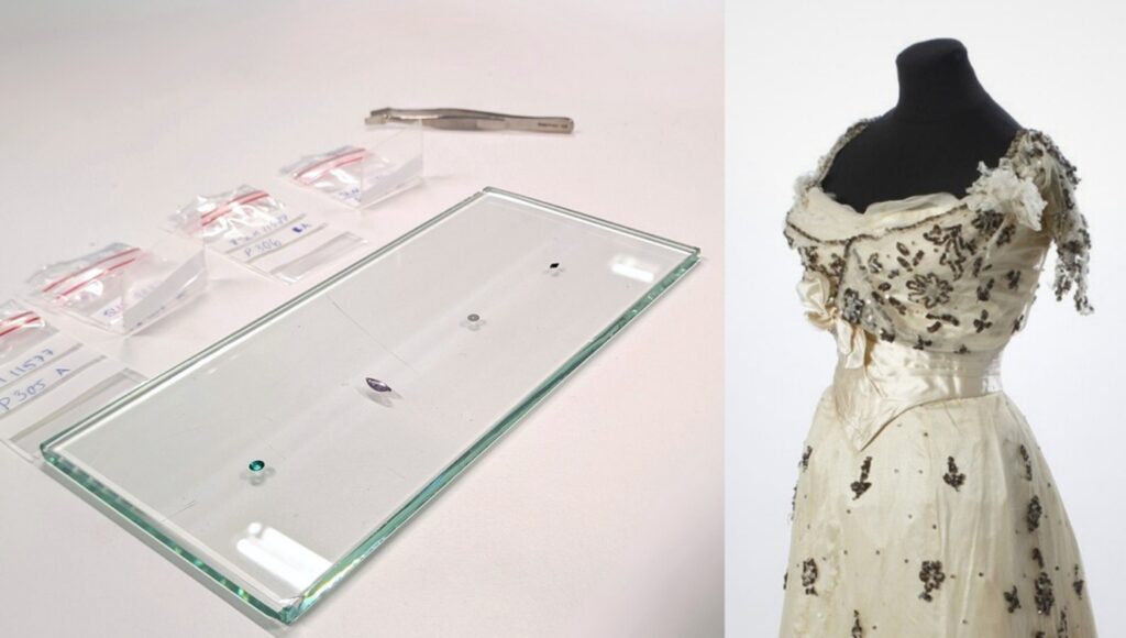 Till vänster: en glasplatta med tre paljetter i grönt, lila och svart, samt fyra små plastpåsar med handskriven text och en pincett bakom. Till höger: en skyltdocka klädd i en dekorativ krämfärgad klänning med mörka blommiga utsmyckningar.