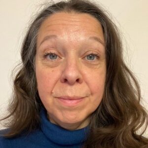 Porträtt, kvinna, mörkt hår och blå polotröja.