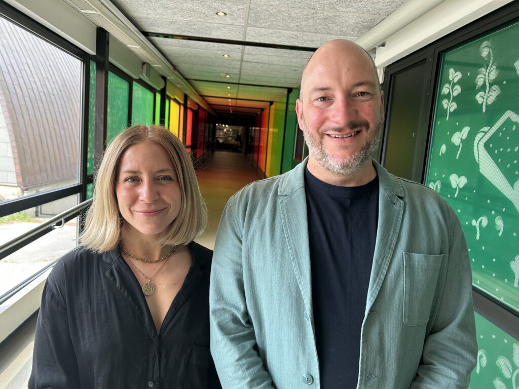 Blond kvinna och något längre skallig man