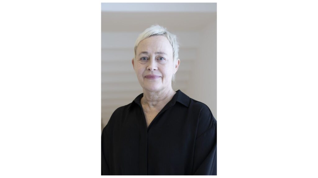 Porträttbild på korthårig kvinna klädd i svart.