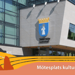 Entré till en moder byggnad med stora fönsterpartier, blå himmel och texten Mötesplats kulturmiljö.