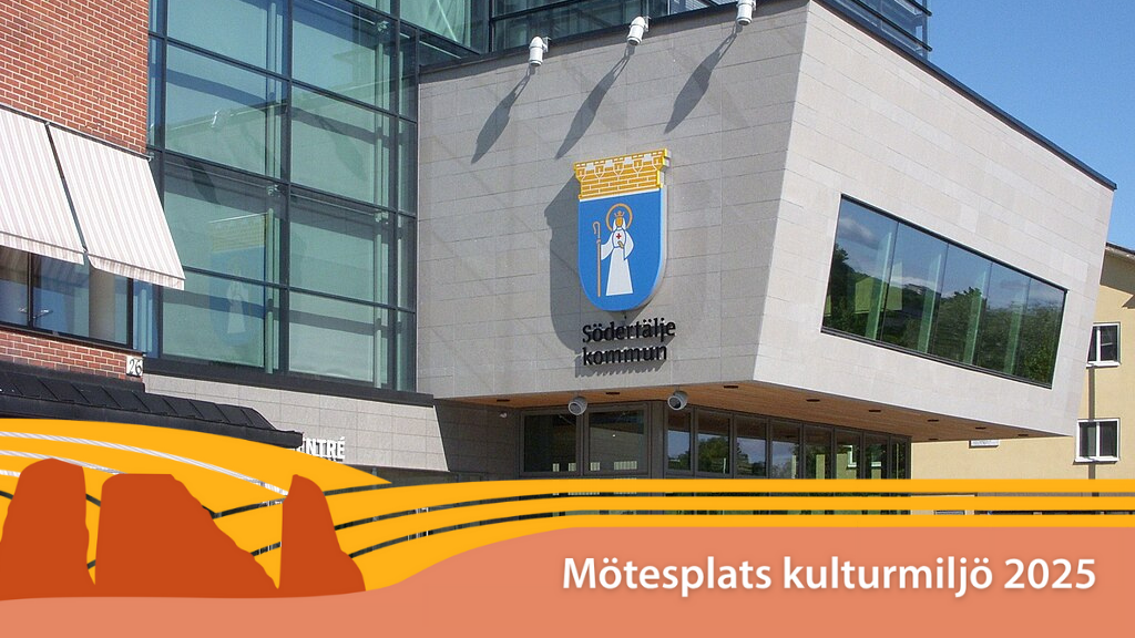 Entré till en moder byggnad med stora fönsterpartier, blå himmel och texten Mötesplats kulturmiljö.