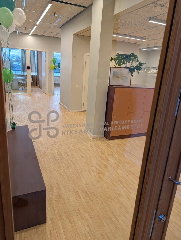 En glasdörr med RIksantikvarieämbetets logga på.