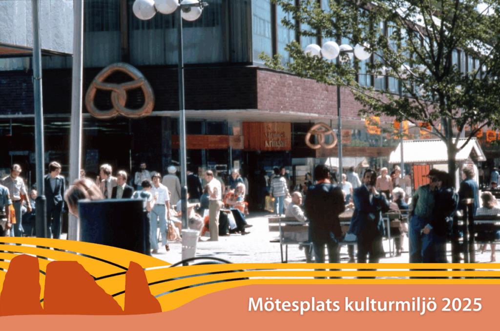 Ett torg med myllrande människor och i bakgrunden ingången till en stor tegelbyggnad med glasfönster. Vid entren hänger en stor guldfärgad kringla.