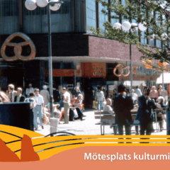 Ett torg med myllrande människor och i bakgrunden ingången till en stor tegelbyggnad med glasfönster. Vid entren hänger en stor guldfärgad kringla.