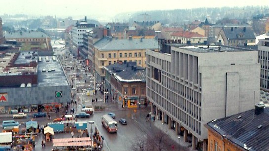Vy över stadsmiljö med torg, byggnader och vägar. Taget ovanifrån.