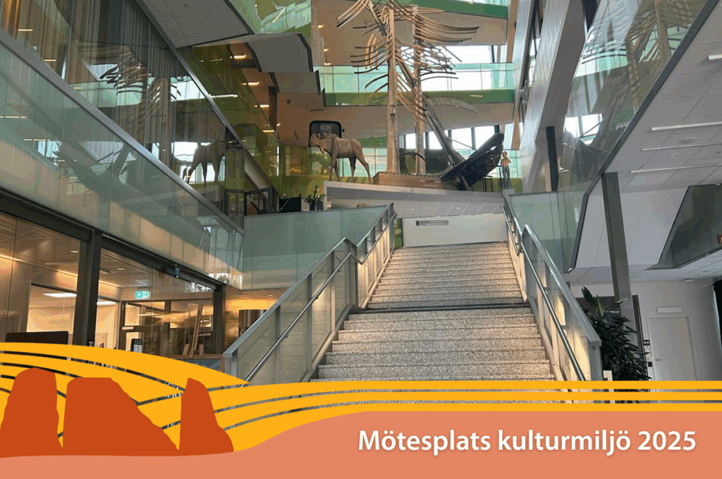 En rak trappa går uppåt och på nästa etage är det flera skulpturer i olika material.