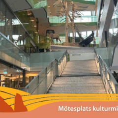 En rak trappa går uppåt och på nästa etage är det flera skulpturer i olika material.