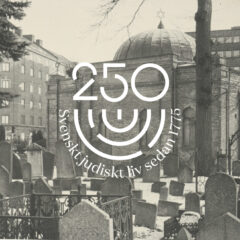 Svartvitt fotografi. Byggnad på begravningsplats där det står uppresta gravstenar.