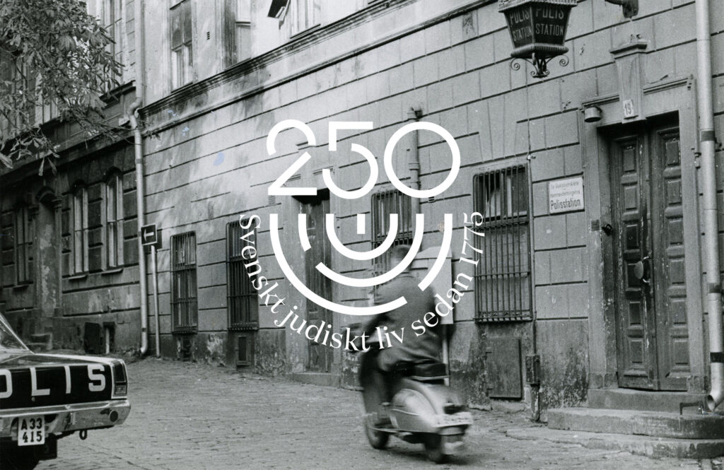 Svart-vitt historiskt foto av en fasad och på gatan kör en vespa.