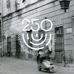 Svart-vitt historiskt foto av en fasad och på gatan kör en vespa.