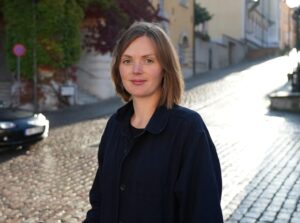 Porträtt, kvinna i svart, ute, gatumiljö.