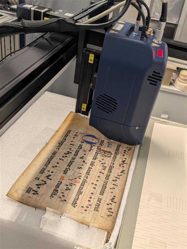 Ett fragment från medeltiden analyseras av en