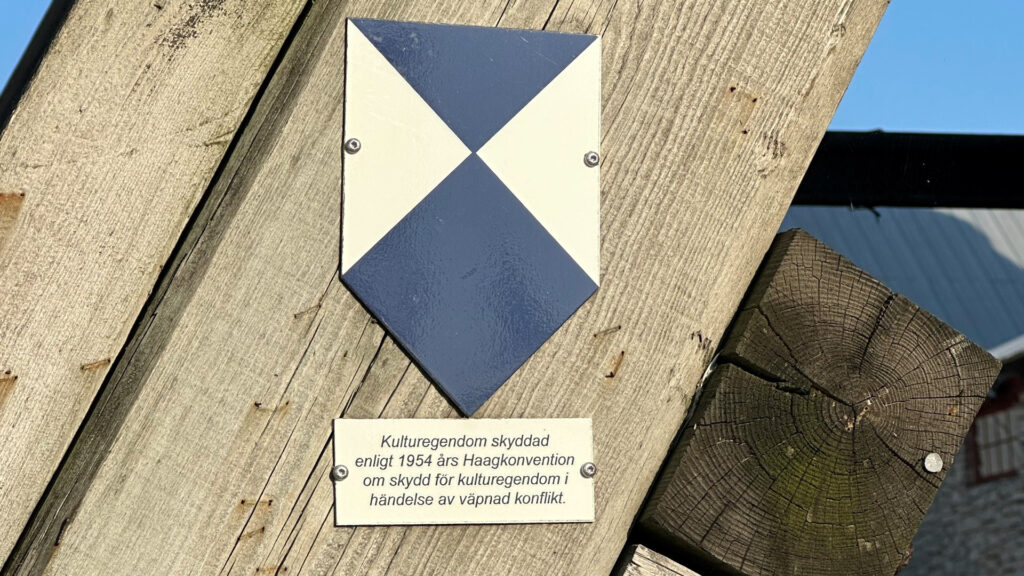 Den blåvita skölden uppsatt på en byggnad.