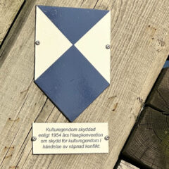 Den blåvita skölden uppsatt på en byggnad.