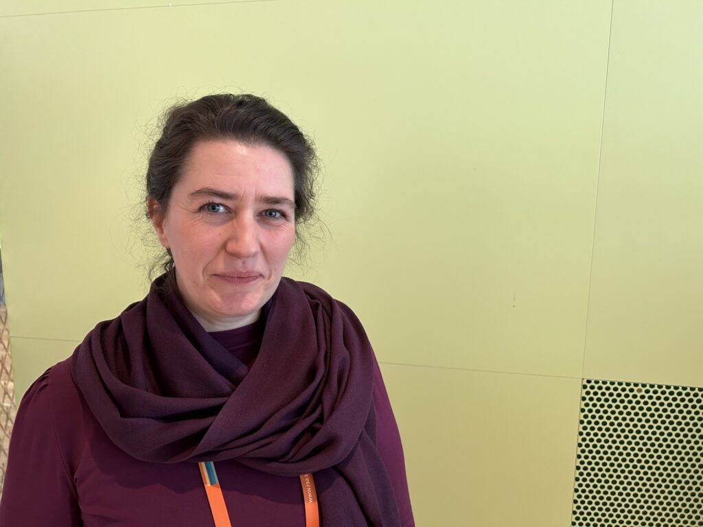 Kvinna med uppsatt hår och stor schal