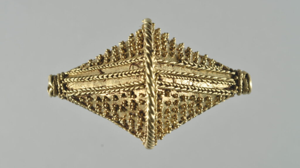 Liggande guldpärla i form av en romb-