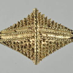 Liggande guldpärla i form av en romb-