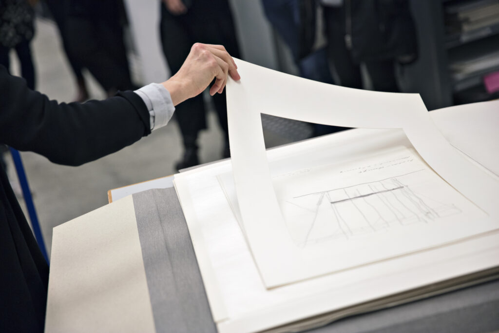 Hand som håller i ett pappersark.