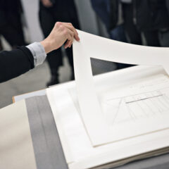 Hand som håller i ett pappersark.