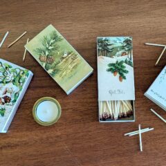 Tändsticksaskar med julmotiv påklistrade.